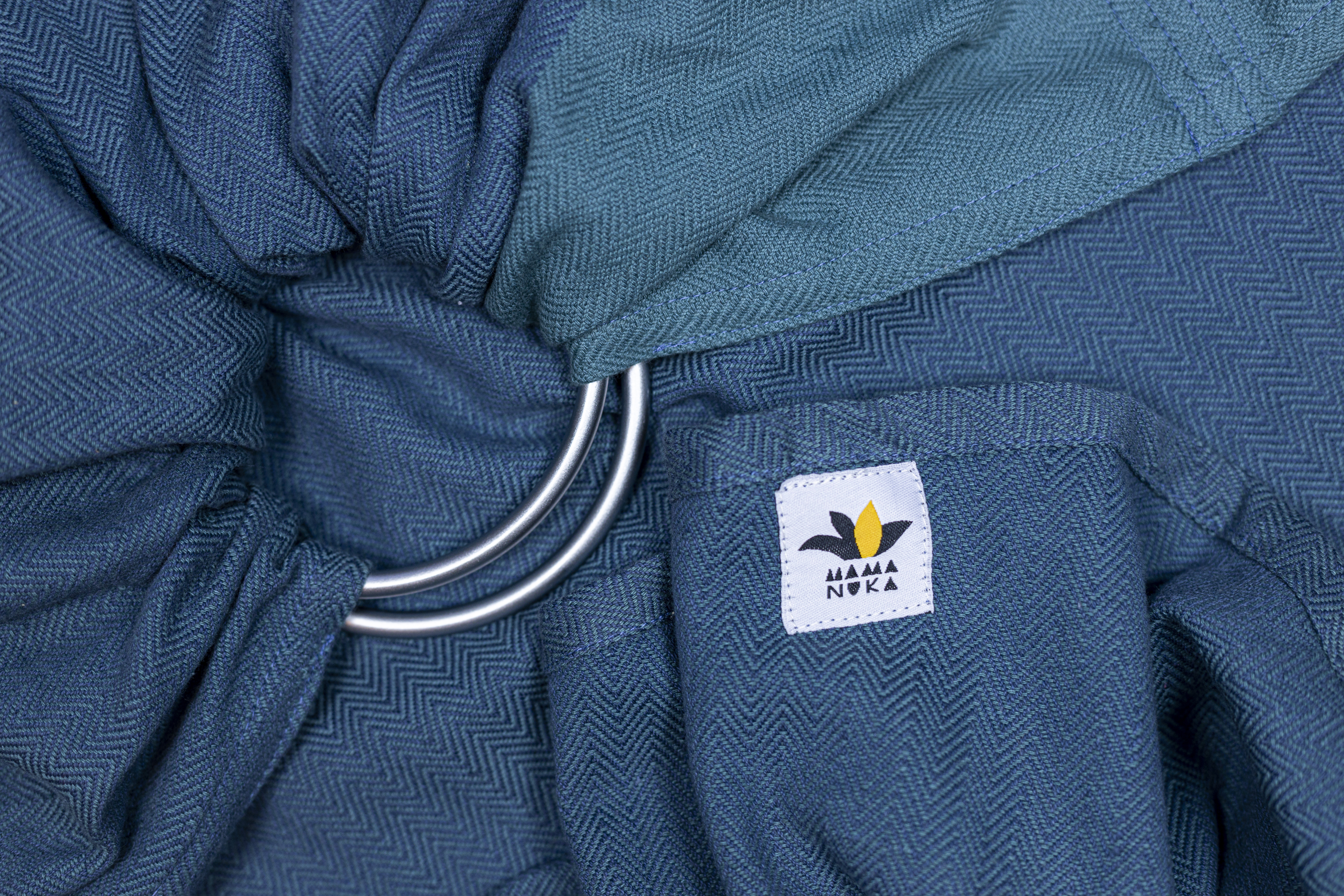 Sling de portage Vegan avec des teintures 100% végétales. 0% Greenwashing. Coton bio, tissage traditionnel à la main en Inde. Le sling de portage MamaNuka pour porter votre bébé en étant eco responsable. Achat en Suisse