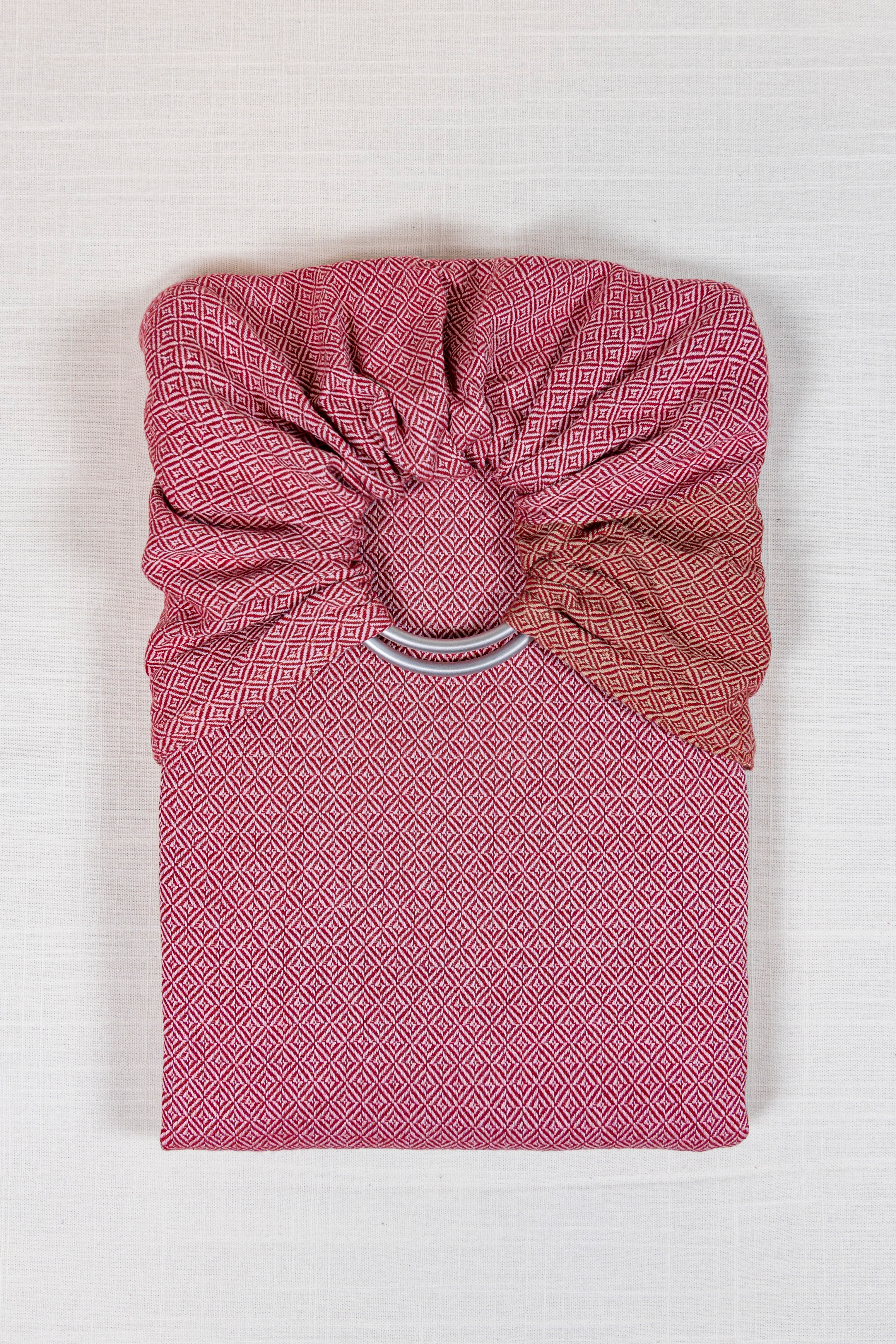 vegan_sling_ringsling_portage_physiologique_naturel_ethique_physio_achat_suisse_kangourou_portage (2).jpg Sling de portage Vegan avec des teintures 100% végétales. 0% Greenwashing. Coton bio, tissage traditionnel à la main en Inde. Le sling de portage MamaNuka pour porter votre bébé en étant eco responsable. Achat en Suisse