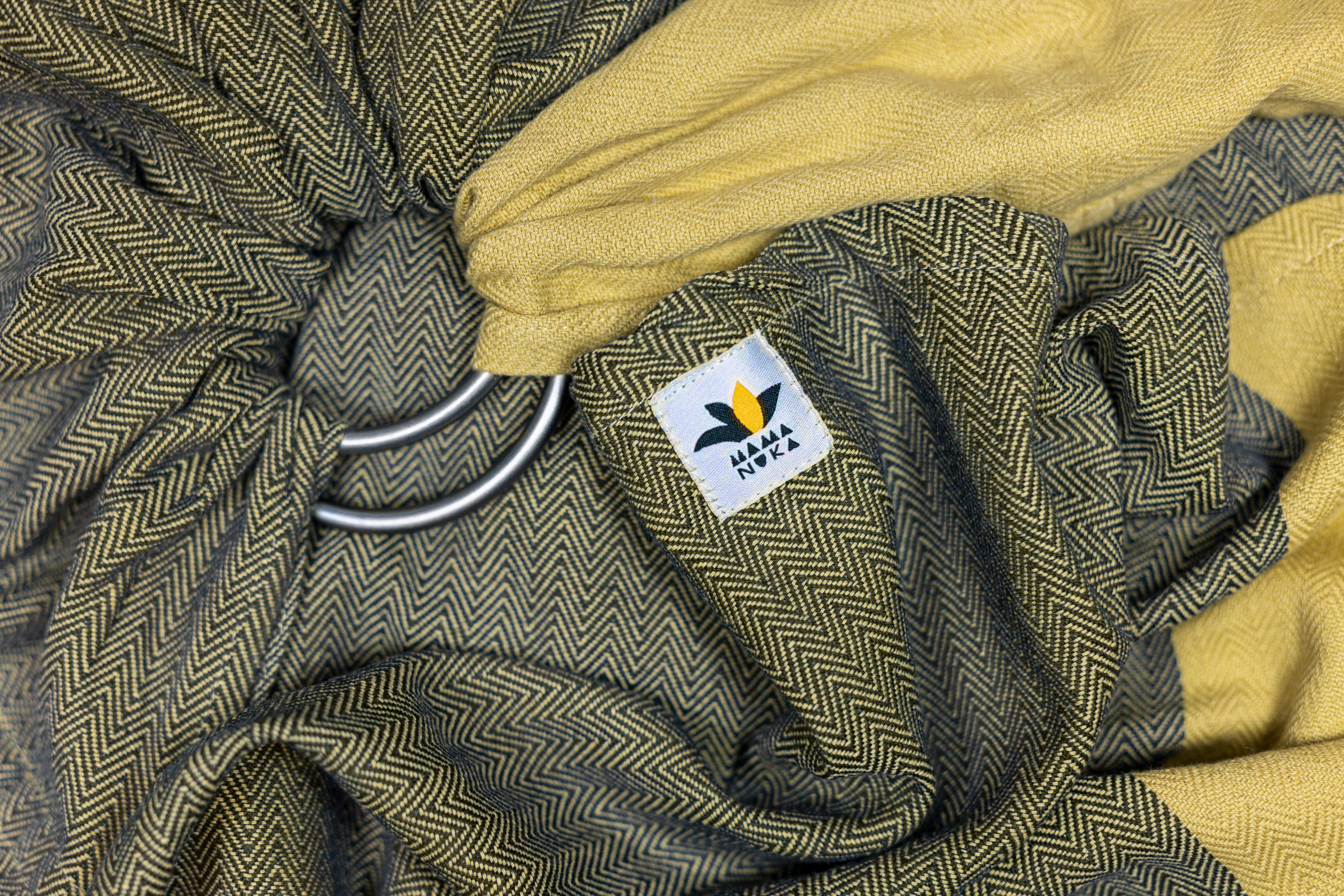 vegan_sling_ringsling_portage_physiologique_naturel_ethique_physio_achat_suisse_kangourou_portage (2).jpg Sling de portage Vegan avec des teintures 100% végétales. 0% Greenwashing. Coton bio, tissage traditionnel à la main en Inde. Le sling de portage MamaNuka pour porter votre bébé en étant eco responsable. Achat en Suisse