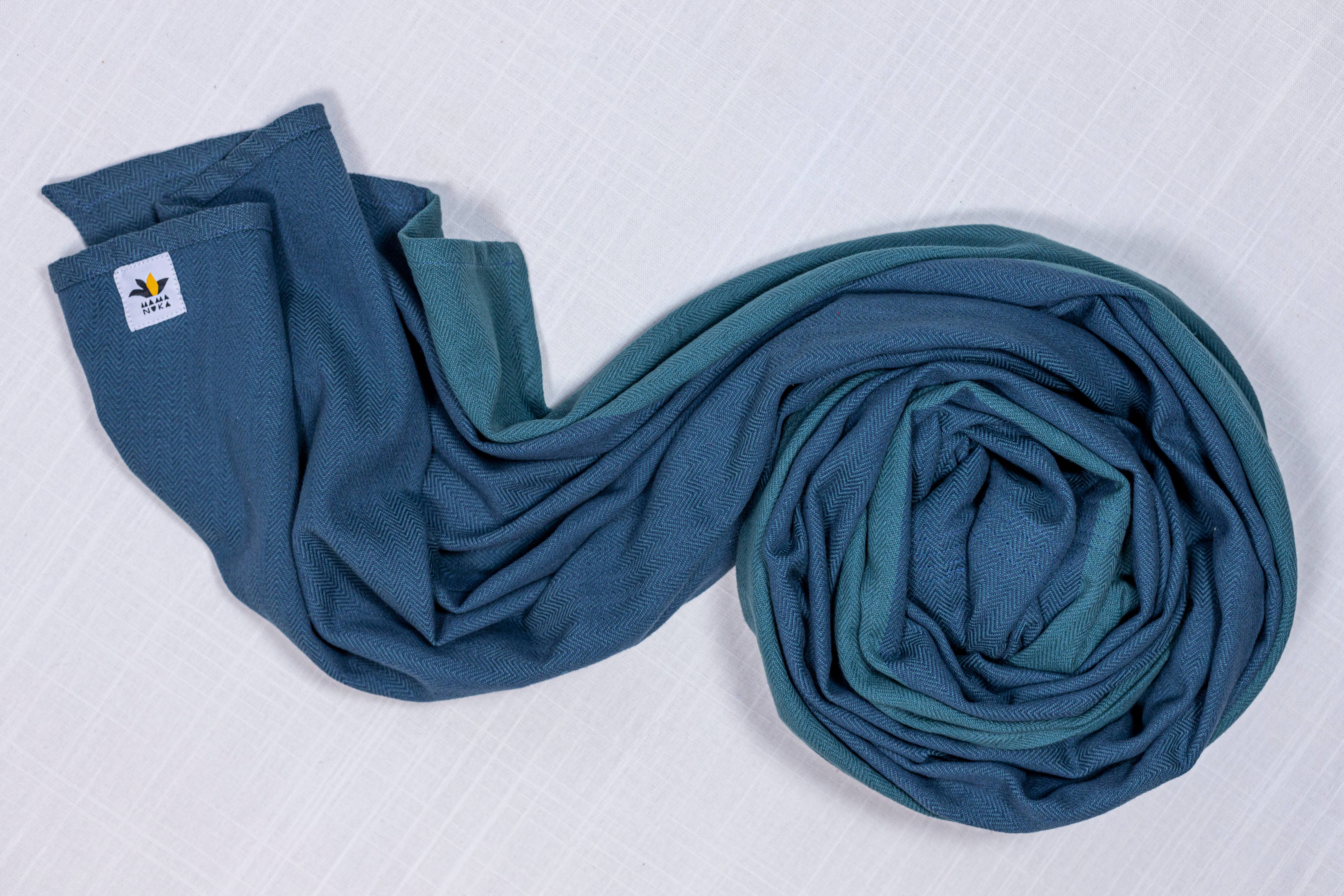 Sling de portage Vegan avec des teintures 100% végétales. 0% Greenwashing. Coton bio, tissage traditionnel à la main en Inde. Le sling de portage MamaNuka pour porter votre bébé en étant eco responsable. Achat en Suisse