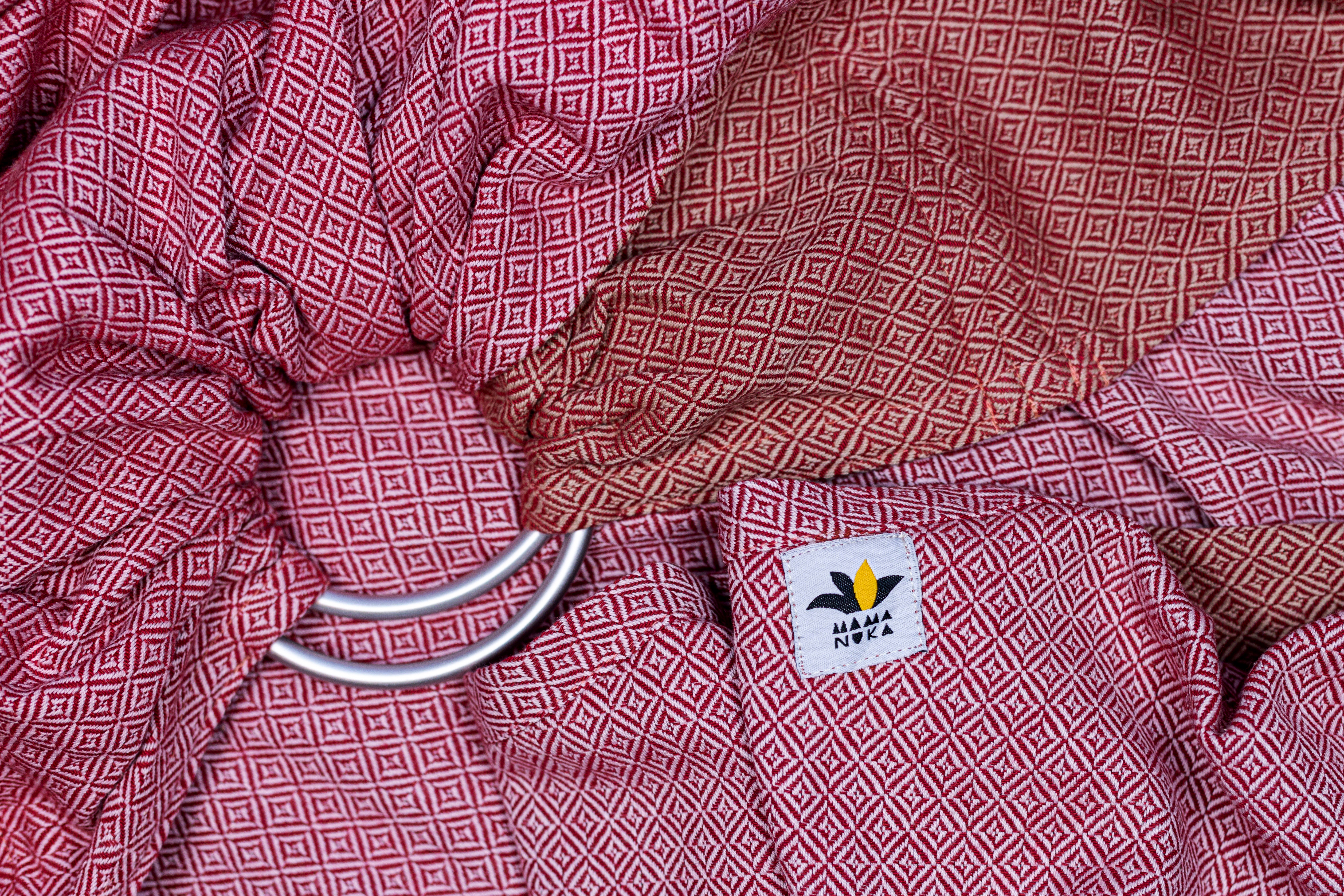 vegan_sling_ringsling_portage_physiologique_naturel_ethique_physio_achat_suisse_kangourou_portage (3).jpg Sling de portage Vegan avec des teintures 100% végétales. 0% Greenwashing. Coton bio, tissage traditionnel à la main en Inde. Le sling de portage MamaNuka pour porter votre bébé en étant eco responsable. Achat en Suisse