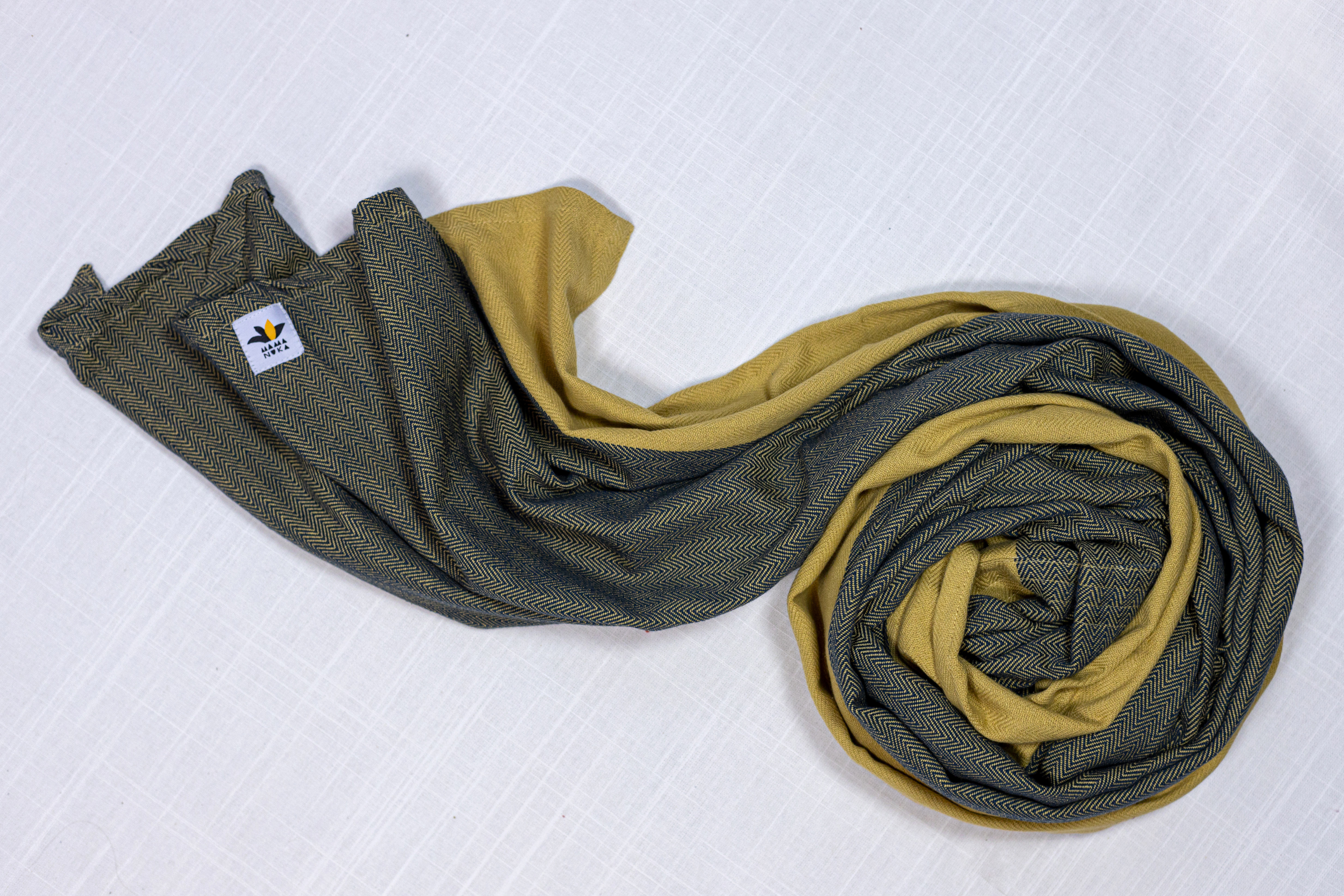 vegan_sling_ringsling_portage_physiologique_naturel_ethique_physio_achat_suisse_kangourou_portage (3).jpg Sling de portage Vegan avec des teintures 100% végétales. 0% Greenwashing. Coton bio, tissage traditionnel à la main en Inde. Le sling de portage MamaNuka pour porter votre bébé en étant eco responsable. Achat en Suisse