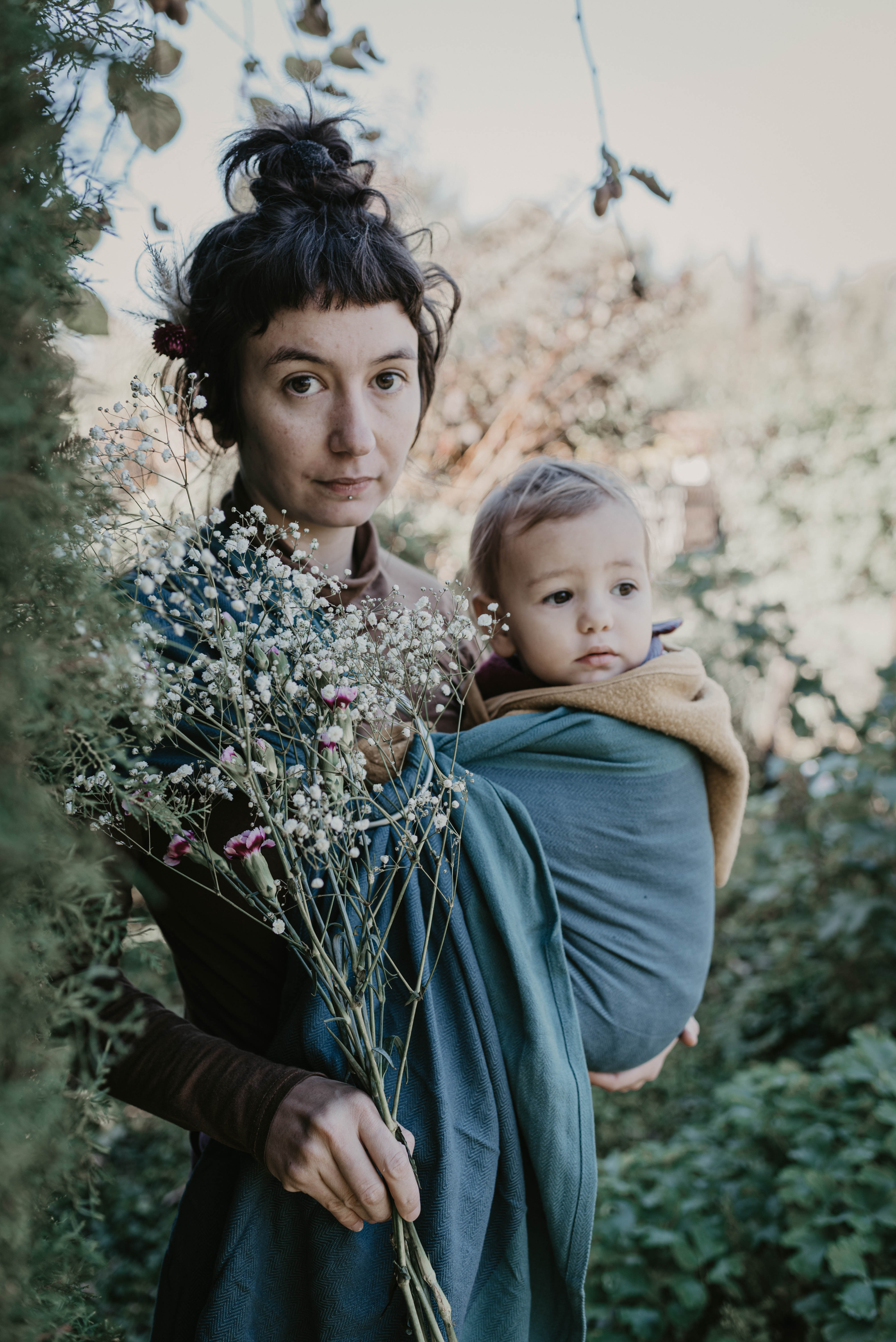 Sling de portage Vegan avec des teintures 100% végétales. 0% Greenwashing. Coton bio, tissage traditionnel à la main en Inde. Le sling de portage MamaNuka pour porter votre bébé en étant eco responsable. Achat en Suisse