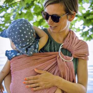 Sling de portage Vegan avec des teintures 100% végétales. 0% Greenwashing. Coton bio, tissage traditionnel à la main en Inde. Le sling de portage MamaNuka pour porter votre bébé en étant eco responsable. Achat en Suisse