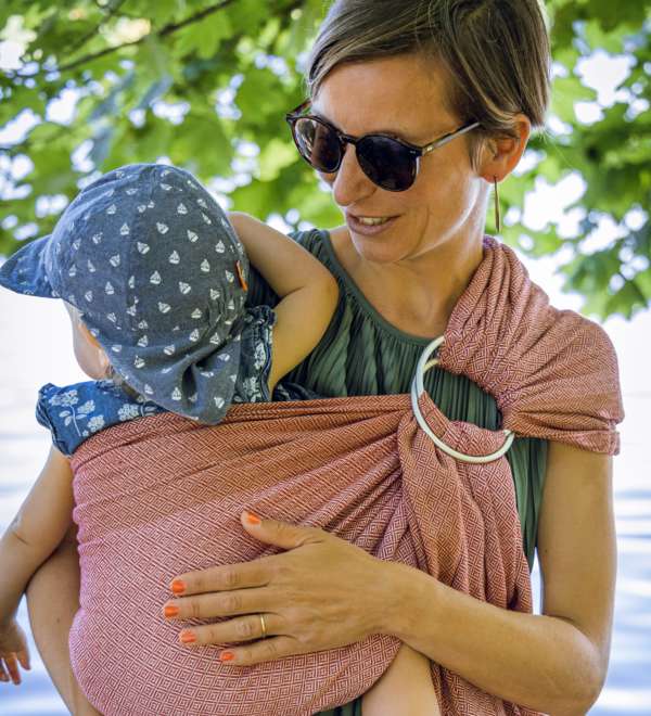 Sling de portage Vegan avec des teintures 100% végétales. 0% Greenwashing. Coton bio, tissage traditionnel à la main en Inde. Le sling de portage MamaNuka pour porter votre bébé en étant eco responsable. Achat en Suisse