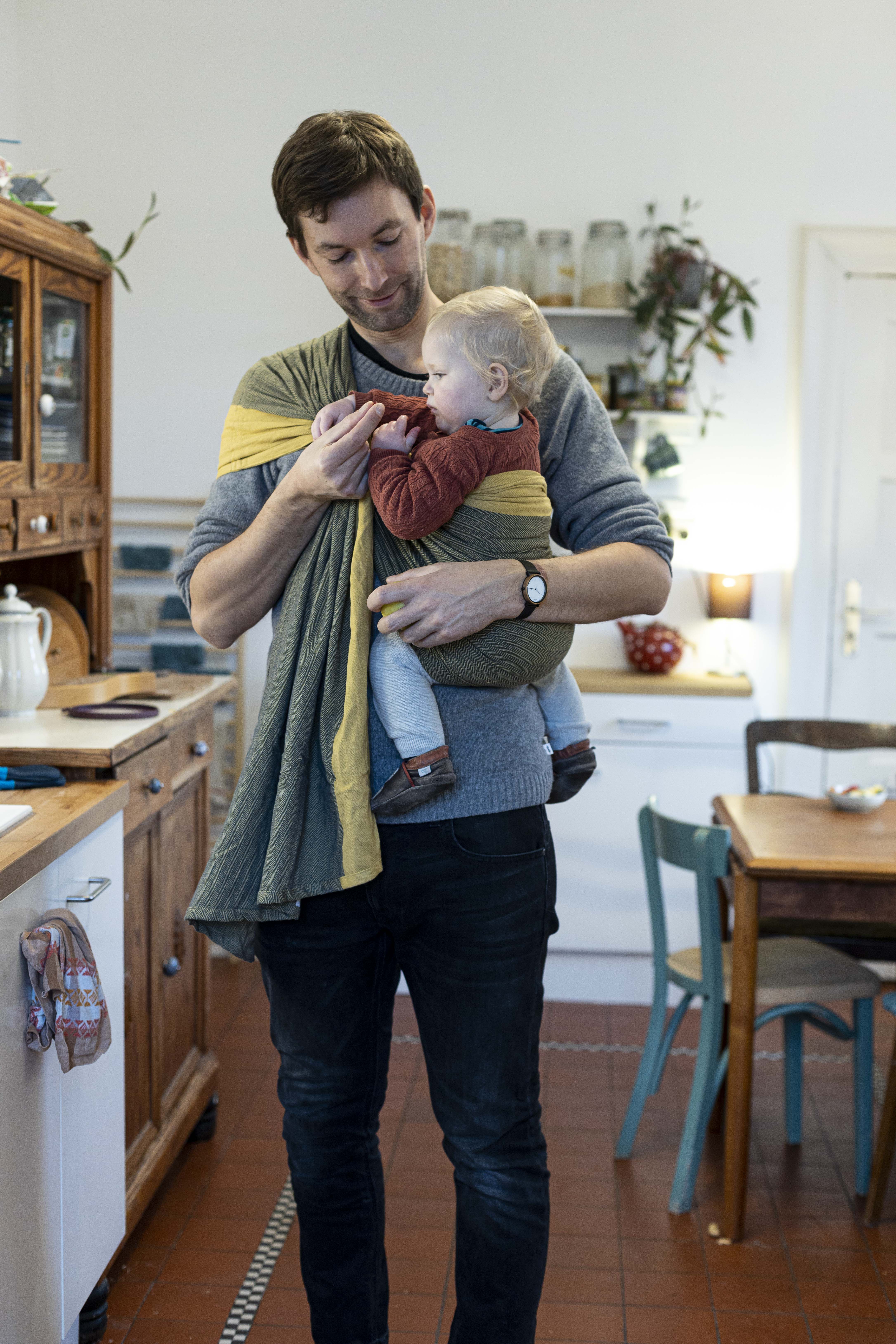 vegan_sling_ringsling_portage_physiologique_naturel_ethique_physio_achat_suisse_kangourou_portage (4).jpg Sling de portage Vegan avec des teintures 100% végétales. 0% Greenwashing. Coton bio, tissage traditionnel à la main en Inde. Le sling de portage MamaNuka pour porter votre bébé en étant eco responsable. Achat en Suisse