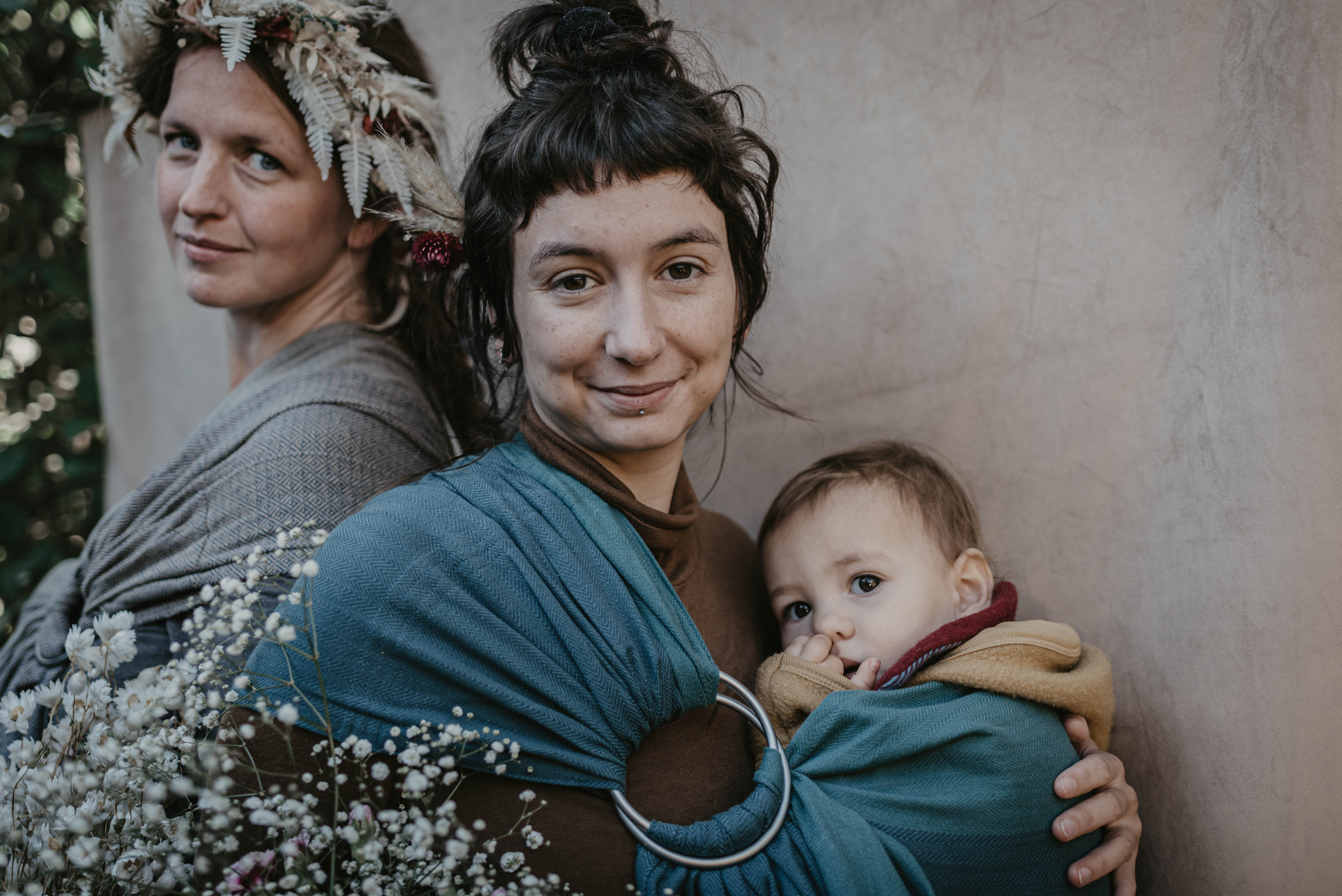 Sling de portage Vegan avec des teintures 100% végétales. 0% Greenwashing. Coton bio, tissage traditionnel à la main en Inde. Le sling de portage MamaNuka pour porter votre bébé en étant eco responsable. Achat en Suisse