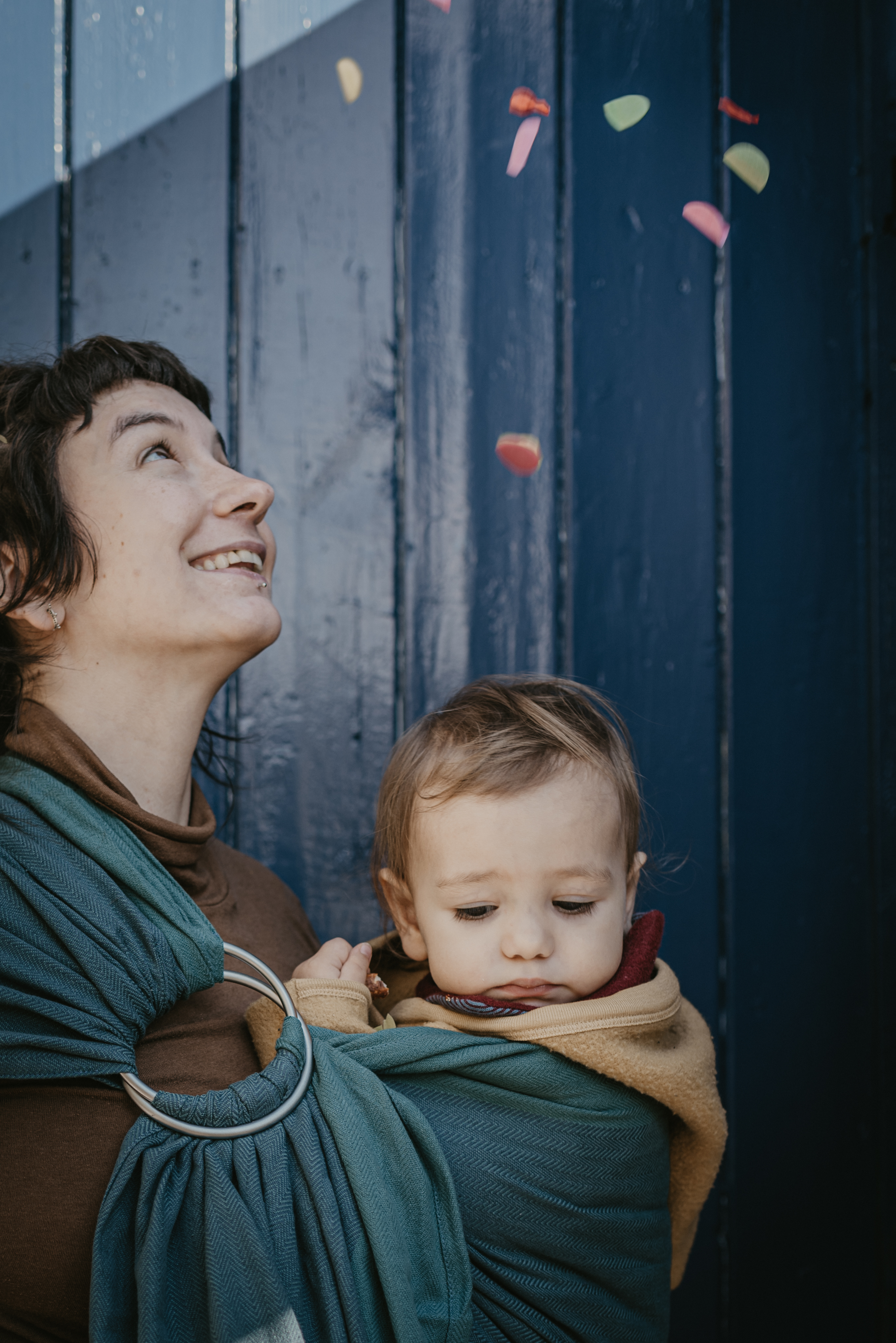 Sling de portage Vegan avec des teintures 100% végétales. 0% Greenwashing. Coton bio, tissage traditionnel à la main en Inde. Le sling de portage MamaNuka pour porter votre bébé en étant eco responsable. Achat en Suisse