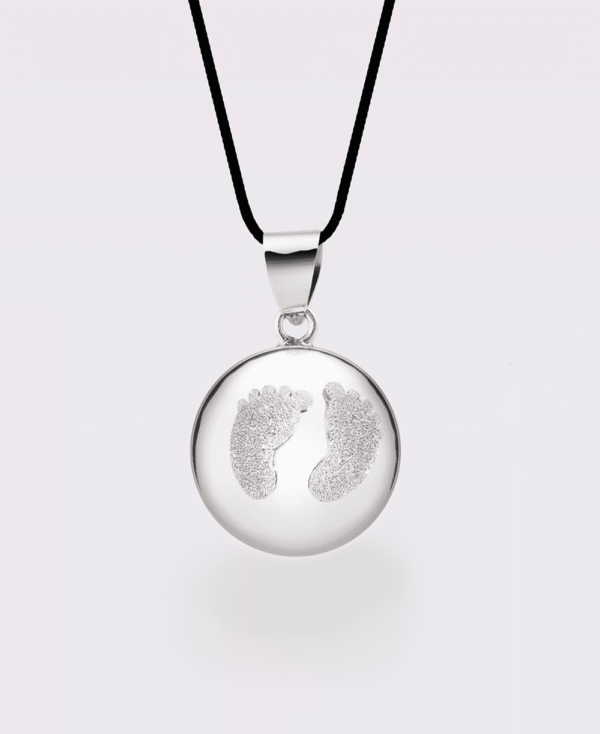 Un bola de grossesse pour accompagné votre bébé avec un doux son. CE bruit va rassurer botre bébé après la naissance. Un magnifique cadeau prenatal pour une futur maman. Un bijoux de lien entre maman et bébé. Achat en suisse sur jeteporte