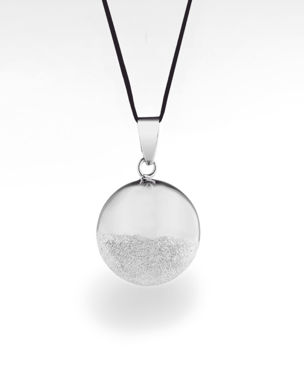 Un bola de grossesse pour accompagné votre bébé avec un doux son. CE bruit va rassurer botre bébé après la naissance. Un magnifique cadeau prenatal pour une futur maman. Un bijoux de lien entre maman et bébé. Achat en suisse sur jeteporte