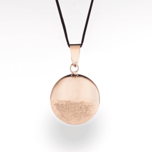 Un bola de grossesse pour accompagné votre bébé avec un doux son. CE bruit va rassurer botre bébé après la naissance. Un magnifique cadeau prenatal pour une futur maman. Un bijoux de lien entre maman et bébé. Achat en suisse sur jeteporte