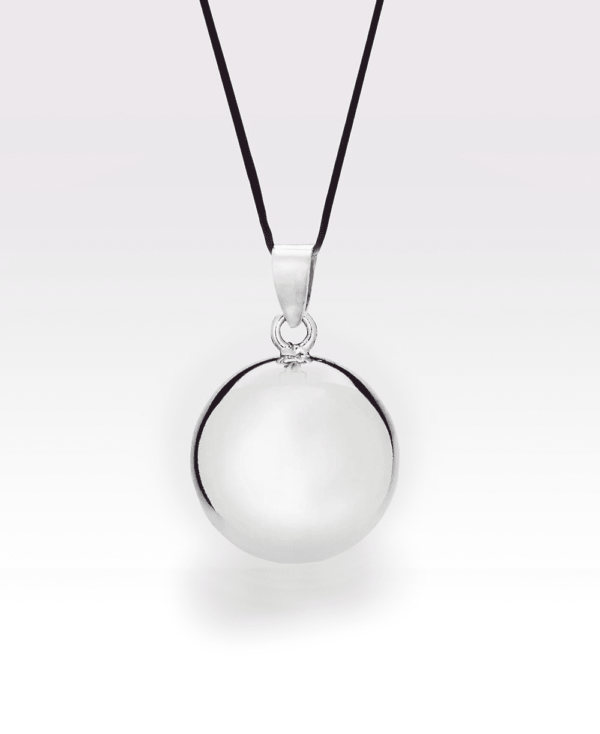 Un bola de grossesse pour accompagné votre bébé avec un doux son. CE bruit va rassurer botre bébé après la naissance. Un magnifique cadeau prenatal pour une futur maman. Un bijoux de lien entre maman et bébé. Achat en suisse sur jeteporte