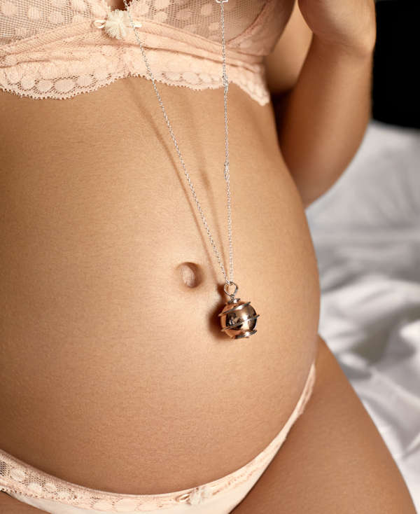 Un bola de grossesse pour accompagné votre bébé avec un doux son. CE bruit va rassurer botre bébé après la naissance. Un magnifique cadeau prenatal pour une futur maman. Un bijoux de lien entre maman et bébé. Achat en suisse sur jeteporte