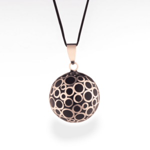 Un bola de grossesse pour accompagné votre bébé avec un doux son. CE bruit va rassurer botre bébé après la naissance. Un magnifique cadeau prenatal pour une futur maman. Un bijoux de lien entre maman et bébé. Achat en suisse sur jeteporte