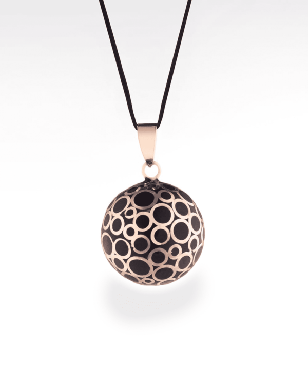 Un bola de grossesse pour accompagné votre bébé avec un doux son. CE bruit va rassurer botre bébé après la naissance. Un magnifique cadeau prenatal pour une futur maman. Un bijoux de lien entre maman et bébé. Achat en suisse sur jeteporte