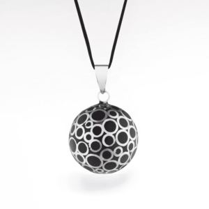 Un bola de grossesse pour accompagné votre bébé avec un doux son. CE bruit va rassurer botre bébé après la naissance. Un magnifique cadeau prenatal pour une futur maman. Un bijoux de lien entre maman et bébé. Achat en suisse sur jeteporte