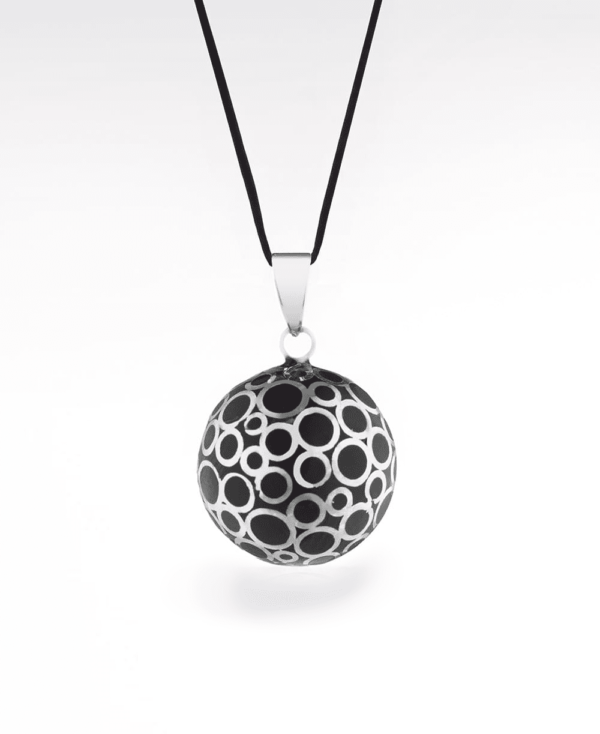 Un bola de grossesse pour accompagné votre bébé avec un doux son. CE bruit va rassurer botre bébé après la naissance. Un magnifique cadeau prenatal pour une futur maman. Un bijoux de lien entre maman et bébé. Achat en suisse sur jeteporte