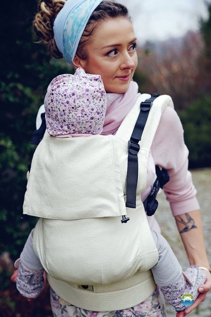 Un porte bébé pour les nouveau né. Dès laPorte bébé évolutif. Ergonomique et physiologique, ce sac de portage vous permettra de porter votre enfant de 1 an à 6 an. EN coton biologique et en pur Lin, des matières naturelles pour un portage de qualité. Acheter en Suisse Little frog