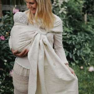 Un sling de portage pour porter votre nouveau né dès la naissance. Physiologique, posture de bebe respectée. Achat en Suisse