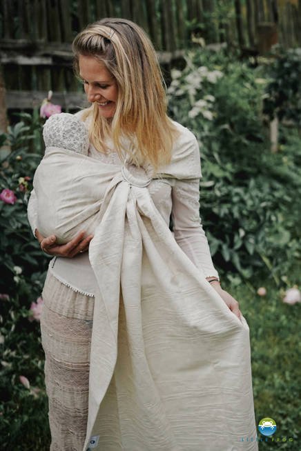 Un sling de portage pour porter votre nouveau né dès la naissance. Physiologique, posture de bebe respectée. Achat en Suisse