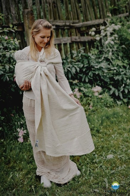 Un sling de portage pour porter votre nouveau né dès la naissance. Physiologique, posture de bebe respectée. Achat en Suisse