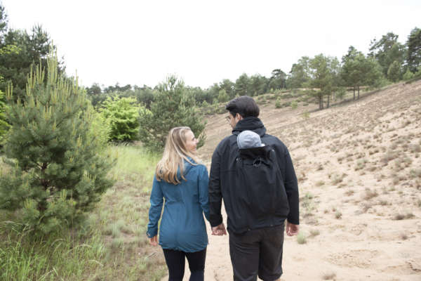 La veste de portage mamlalila pour homme. Pour tout les papas. pour porter toute l'année. Elle fait veste de portage hiver, mais aussi entre saisons. Test et essai gratuit à Romont. Achat en suisse