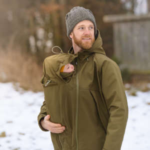 La veste de portage mamlalila pour homme. Pour tout les papas. pour porter toute l'année. Elle fait veste de portage hiver, mais aussi entre saisons. Test et essai gratuit à Romont. Achat en suisse