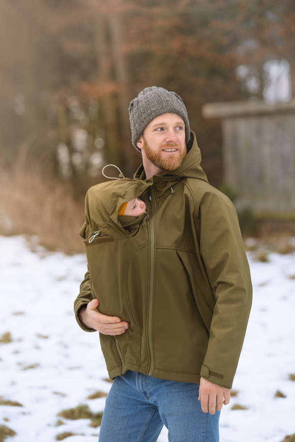 La veste de portage mamlalila pour homme. Pour tout les papas. pour porter toute l'année. Elle fait veste de portage hiver, mais aussi entre saisons. Test et essai gratuit à Romont. Achat en suisse