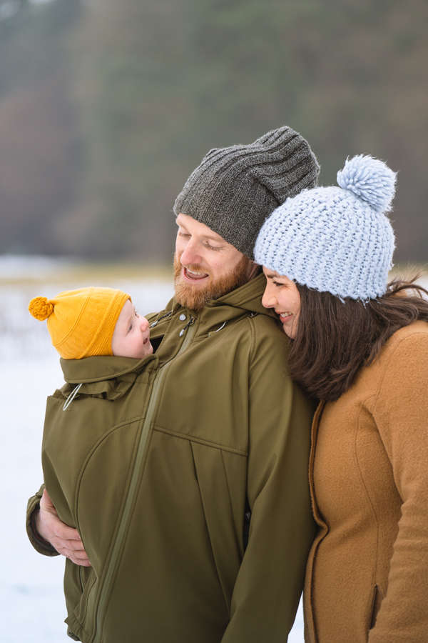 La veste de portage mamlalila pour homme. Pour tout les papas. pour porter toute l'année. Elle fait veste de portage hiver, mais aussi entre saisons. Test et essai gratuit à Romont. Achat en suisse