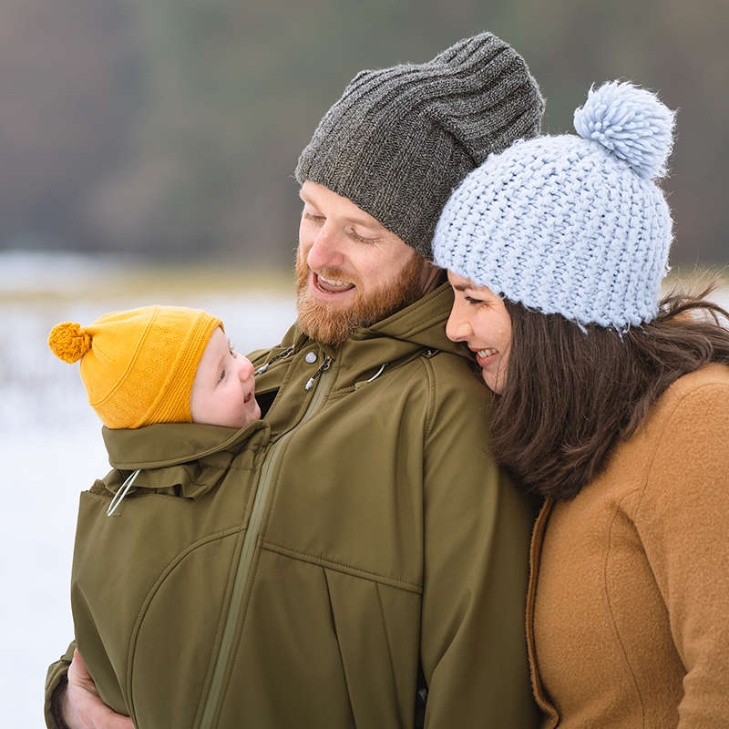 La veste de portage mamlalila pour homme. Pour tout les papas. pour porter toute l'année. Elle fait veste de portage hiver, mais aussi entre saisons. Test et essai gratuit à Romont. Achat en suisse