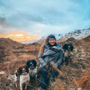 Veste de portage Adventure outdoor, c'est la veste idéal pour le ptintemps, l'automne et l'année. Avec une colonne d'eau de 20 000 mm elle protégera papa, maman, bébé des intempéries, de la pluie et du vent. La veste Mamalila en suisse, chez jeteporte. Romont. Essai et test gratuit