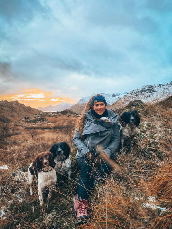 Veste de portage Adventure outdoor, c'est la veste idéal pour le ptintemps, l'automne et l'année. Avec une colonne d'eau de 20 000 mm elle protégera papa, maman, bébé des intempéries, de la pluie et du vent. La veste Mamalila en suisse, chez jeteporte. Romont. Essai et test gratuit