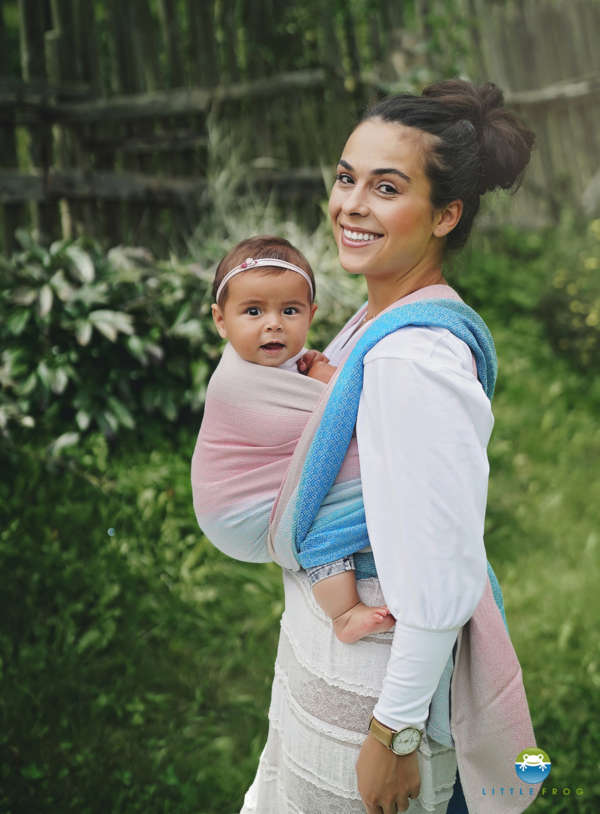 L'écharpe de portage little frog pour porter votre nouveau né dès la naissance. Physiologique, posture de bebe respectée. Achat en Suisse