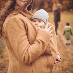 La veste de portage mamlalila en laine bouilli biologique. Féminine, manteau. Pour porter toute l'année. Elle fait veste de portage hiver, mais aussi entre saisons. Test et essai gratuit à Romont. Achat en suisse