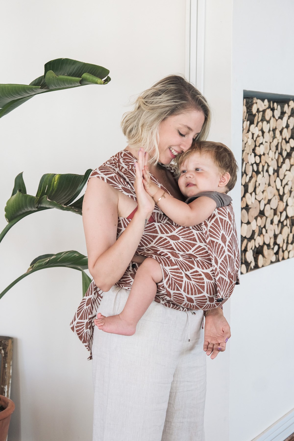 porte_bébé_mei_tai_mehdai_bebe_nouveau-né_enfant_bambin_lin_coton_pyhsiologique_portage_nekosling (2) Un porte bébé pour les nouveau né. Dès la naissance porter facilement votre bébé de façon physiologique. Aussi disponible en mei tai à boucle. Acheter en Suisse Nekoslings