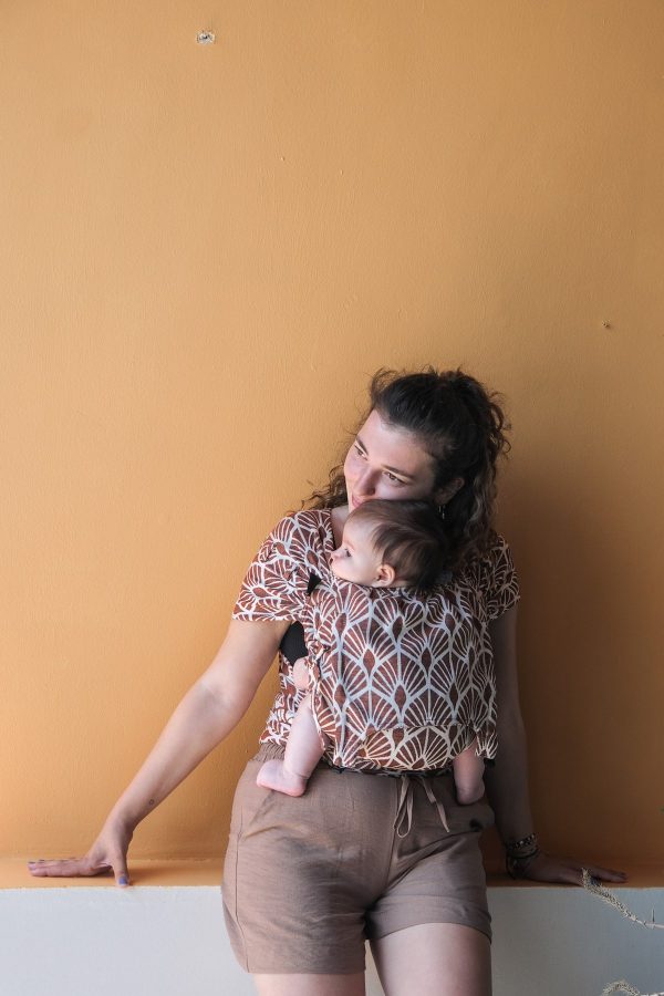 porte_bébé_mei_tai_mehdai_bebe_nouveau-né_enfant_bambin_lin_coton_pyhsiologique_portage_nekosling (3) Un porte bébé pour les nouveau né. Dès la naissance porter facilement votre bébé de façon physiologique. Aussi disponible en mei tai à boucle. Acheter en Suisse Nekoslings