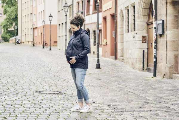 La veste de portage mamlalila pour porter toute l'année. Elle fait veste de portage hiver, mais aussi entre saisons. Test et essai gratuit à Romont. Achat en suisse