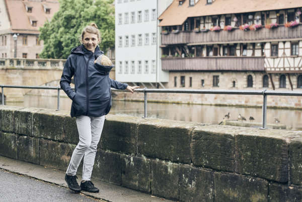 La veste de portage mamlalila pour porter toute l'année. Elle fait veste de portage hiver, mais aussi entre saisons. Test et essai gratuit à Romont. Achat en suisse