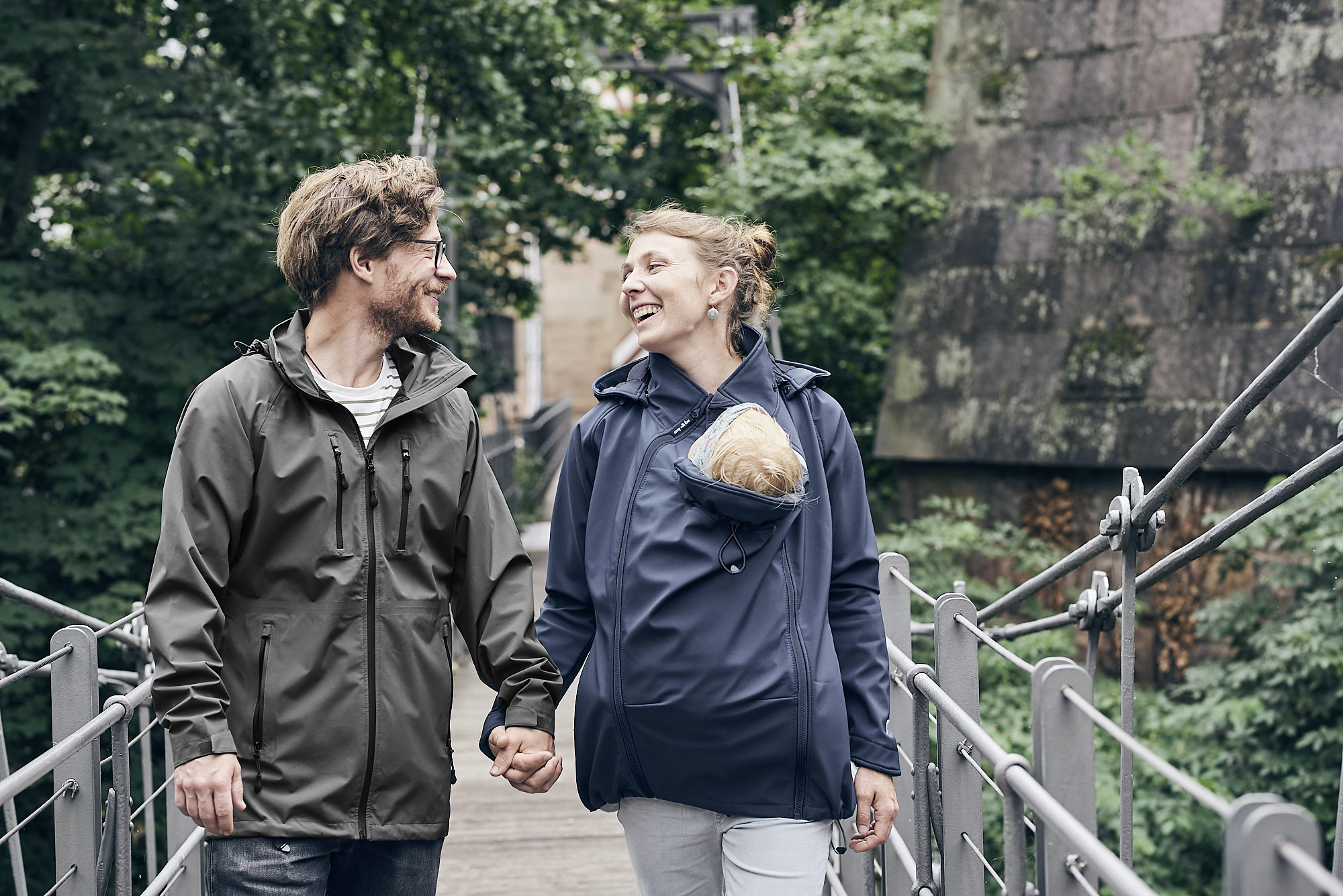 veste_portage_mamalila_softshell_automne_printemps_hiver_Année_unisexe_femme_physiologique_pluie_intempéries_vent_coupe_imperméable_doublée_polaire_dos_devant_grossesse (26) La veste de portage mamlalila pour porter toute l'année. Elle fait veste de portage hiver, mais aussi entre saisons. Test et essai gratuit à Romont. Achat en suisse