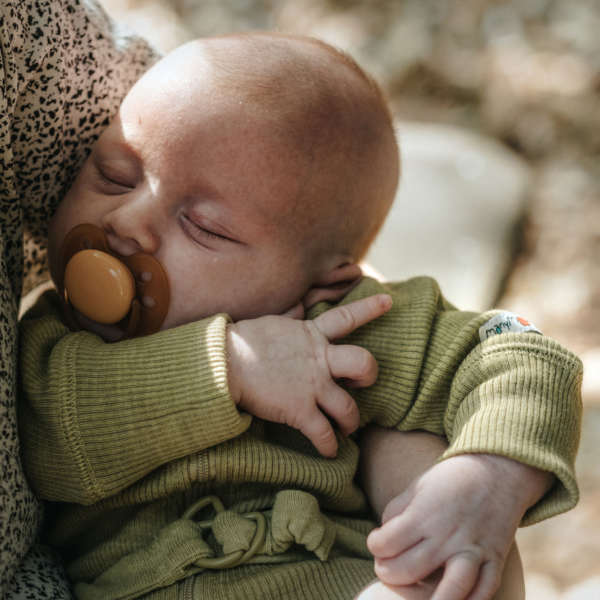 Les vêtements en laine mérinos biologique de manymonths pour garder votre bebe et enfant bien au chaud durant l'hiver. La laine est idéal contre le froid en plus d'être thermorégulatrice. Venez les voir et essayer en boutique sur Romont, Fribourg. Achat en ligne et online en Suisse, vaud, valais , Jura et Genève
