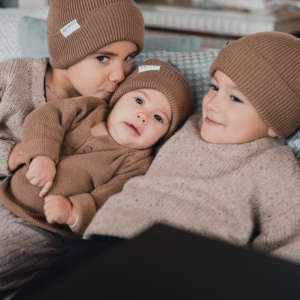 Tricoté en Suisse, en 100% laine italienne Cashwool, Le Bonnet Joli Nous est un «Must-Have» éthique et local, décliné en plusieurs tailles et en coloris unisexes. Idéal pour un hiver au chaud. Achat en Suisse sur jeteporte, Romont