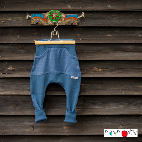 Le pantalon leggins manymonths en laine mérinos pour tenir chaud à bébé tout l'hiver! Idéal pour le portage, le ski, le vélo, la voiture et les balades. Achat en Suisse sur jeteporte