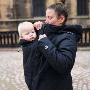 La veste de portage parka de mamlalila pour porter toute l'année. Elle fait veste de portage hiver, mais aussi entre saisons. Test et essai gratuit à Romont. Achat en suisse