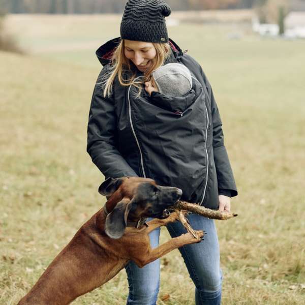 La veste de portage parka de mamlalila pour porter toute l'année. Elle fait veste de portage hiver, mais aussi entre saisons. Test et essai gratuit à Romont. Achat en suisse