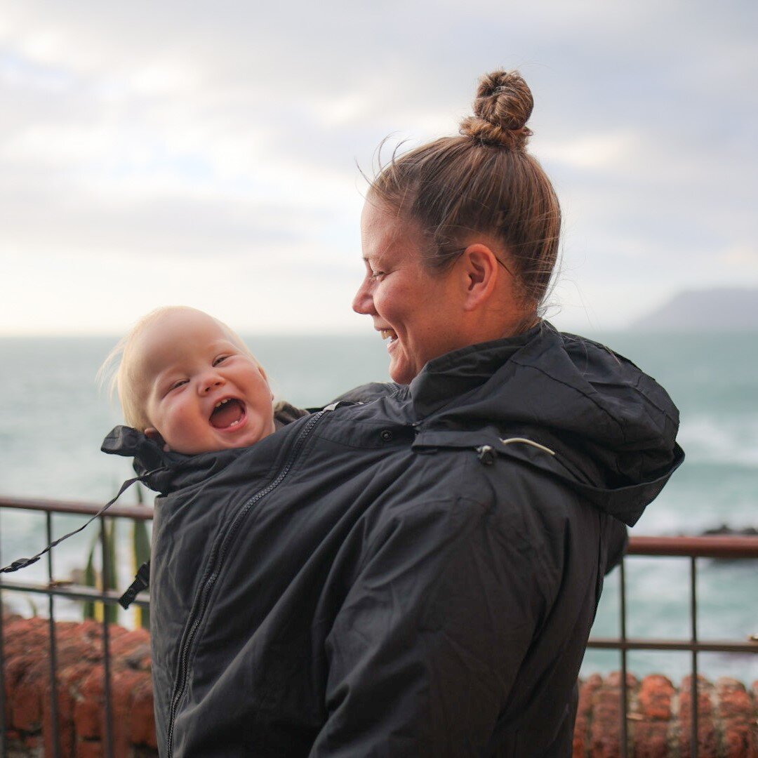 La veste de portage parka de mamlalila pour porter toute l'année. Elle fait veste de portage hiver, mais aussi entre saisons. Test et essai gratuit à Romont. Achat en suisse