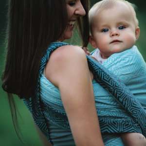 L'écharpe de portage little frog pour porter votre nouveau né dès la naissance. Physiologique, posture de bebe respectée. Achat en Suisse