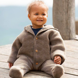 Une gamme bébé et enfant de vêtements en laine et soie de Engel Natur. Pour un achat raisonné et éthique qui tiendra chaud à votre enfant. Des combinaisons, pull et pantalon vous attendent sur la boutique du portage suisse