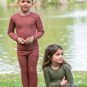 Une gamme bébé et enfant de vêtements en laine et soie de Engel Natur. Pour un achat raisonné et éthique qui tiendra chaud à votre enfant. Des combinaisons, pull et pantalon, body vous attendent sur la boutique du portage suisse