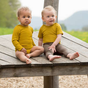 Une gamme bébé et enfant de vêtements en laine et soie de Engel Natur. Pour un achat raisonné et éthique qui tiendra chaud à votre enfant. Des combinaisons, pull et pantalon, body vous attendent sur la boutique du portage suisse