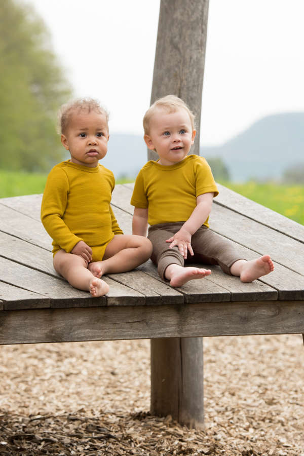 Une gamme bébé et enfant de vêtements en laine et soie de Engel Natur. Pour un achat raisonné et éthique qui tiendra chaud à votre enfant. Des combinaisons, pull et pantalon, body vous attendent sur la boutique du portage suisse